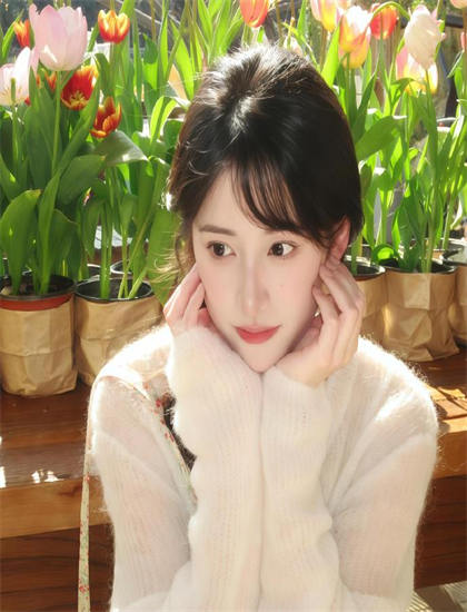 《秀色依旧照清眸》不同导演版本比较里程碑式的：艺术风格差异分析